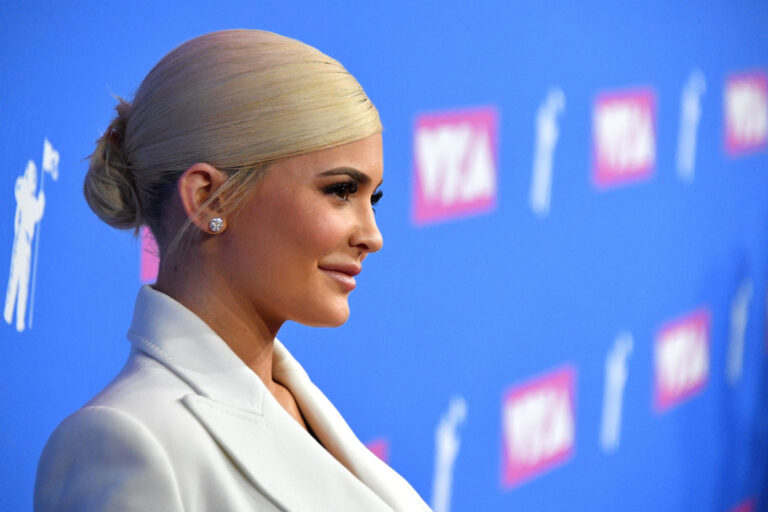 Kylie Jenner เจ้าของแบรนด์มูลค่า 3 หมื่นล้านบาท ‘Kylie Cosmetics’ ประการขายหุ้นครึ่งบริษัท ให้กลุ่มทุนยักษ์ใหญ่